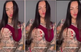 Amanda Morbeck apareceu nas redes sem roupa, exibindo as teta e suas tatuagens pelo corpo todo