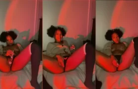 Naomi, a magrinha, ficou famosa na internet depois que um vídeo dela se masturbando com a calcinha de lado viralizou