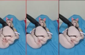 Novinha de pele clara brincando com um brinquedo fino no bumbum