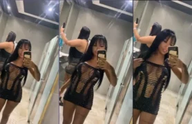 Paulistinha grava vídeo caseiro no banheiro da festa com amiga curvilínea safada