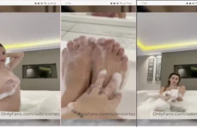 Sabrina Cortez sensualizando durante seu banho de banheira