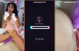 Uma mulher chinesa sem roupa se masturbando de forma bem ousada