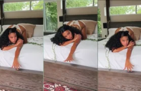 Vídeo caseiro da Naomi de quatro com a calcinha enfiada no bumbum