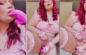 Fabricia Bernardino se masturba com um vibrador