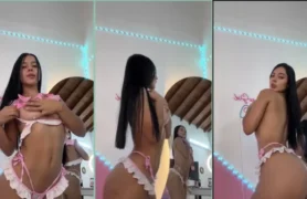 A gata Zoey Riveras arrasa com uma calcinha provocante e mostrando os peitões de fora