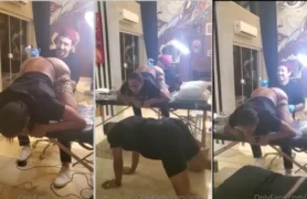 Anitta fazendo uma tattoo lá no fundinho enquanto grava um vídeo pro OnlyFans