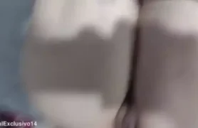 Com o dote avantajado, o negão não teve piedade e enfiou tudo no rabinho da danadinha no quarto do prazer