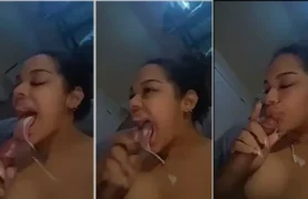 Moreninha pega leite na boca com a língua pra fora e continua mamando