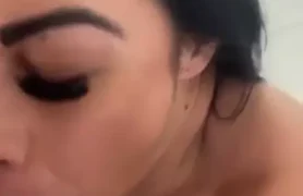 Coroa ousada mostra a xoxota bem marcada e solta um beijão!