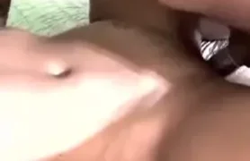 Karlyane Menezes deliciando-se enquanto rebola em um membro empinado