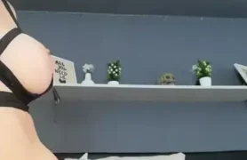 Kathrin Hoffman se jogou na internet, alternando carícias e prazer entre suas bucetinha