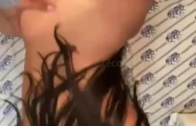 Menina safada se divertindo com um boquete e se jogando no anal