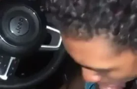 Moreninha dando aquele talento na corrida com uma chupeta de primeira dentro do carro