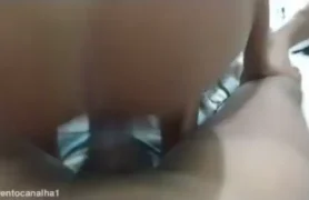 Novinha safada se “divertindo” nua com o vizinho casado que é bem mais velho