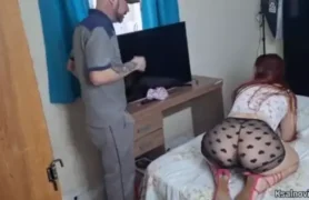 Técnico de manutenção se divertindo com a dona de casa casada enquanto o marido tá ocupado no trampo