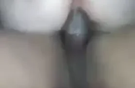 Transa quente entre uma loira pedindo com vontade enquanto curte um pau enorme na sua intimidade