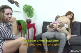 Trocando carinhos com a vizinha ruivinha irresistível na frente da esposa