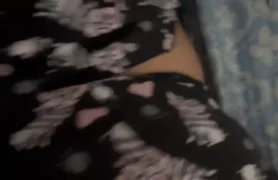 Brasileira se divertindo na cama levando duas gozadas