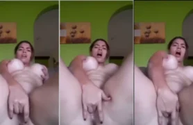 Vazados na internet a fofinha se divertindo com dois dedos na xoxota