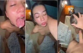 Sexo caseiro com a novinha dando aquele boquete na marra, mamando o pirocudo com vontade