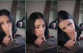 Vídeos caseiros de uma novinha gótica arrebentando na chupeta!