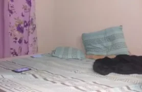 Rolou na internet um vídeo picante de uma moreninha se divertindo com um cara bem dotado