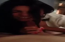 Delícia pelada na webcam, safada se esgoelando com um pauzão!