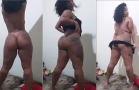 Menininha safada se jogando, com o bundão lá em cima e sem roupa íntima!