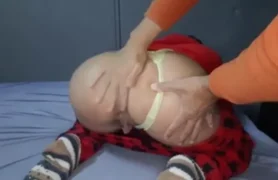 Namorada de pijama, peladinha, se entregando ao amor em uma noite gelada de inverno