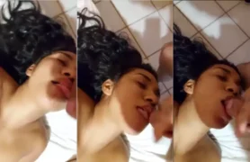 Boquetes caseiros, morena deliciosa, mamando e engolindo tudo que o cara tem pra oferecer