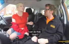 Menina novinha fazendo um sexozinho amador pelada dentro do Uber com o parceiro bem pauzudo até chegar ao clímax