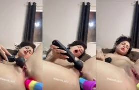 Achei um vídeo de sexo amador que tá pegando fogo! Tem um cara se divertindo bastante metendo um consolo no bundão e usando um vibrador na parte de baixo. É pra ficar ligado!