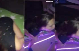 Magrinha foi parar na internet fazendo um carinho num rolo preto que nem cabe direitinho na bocinha dela