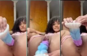 Nudes de mulheres novinhas sendo liberados, usando um consolo gigante para se divertir