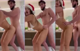 Mulheres bêbadas se divertindo com o corpo à mostra e postura provocante