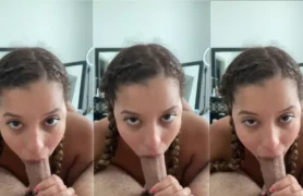 Essa safadinha gostosa de pernas abertas mamando com carinha de puta principiante