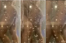 Mulheres maravilhosas peladas se divertindo juntas no chuveiro