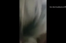 Loira se divertindo com um boy e com aquela cara de quem tá aprontando