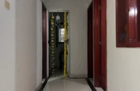 Camarada encapuzado se jogando na xereca da mina gostosa