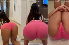 Influenciadora fitness arrasando com um shortinho colado nude enquanto malha