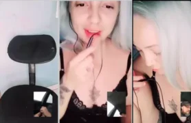 Delícia fazendo live pelada se masturbando pra um homem comprometido