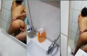 Enteada se divertindo com o padrasto no banheiro, bem animada depois da balada