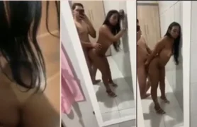 Gravando uma transa safada com a gatinha de pé na frente do espelho