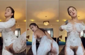 Moreninha irresistível clareando os pelinhos da sua xoxota peluda