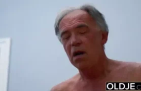 Cena quente entre a garotinha e seu tio safado