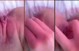 Vagina linda e rosada no quinze do vídeo pornô enquanto rola uma masturbação