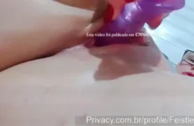 Vanessa Feistler se divertindo com um brinquedinho na sua xoxota molhadinha