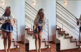 Vídeo da Karlyane Menezes com uma saia curta de colegial, olha só!