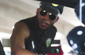 Vídeo da Peach Jars com o policial travesso