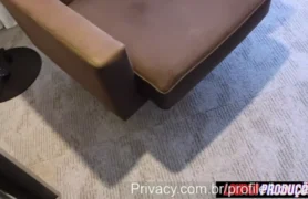 Loira poderosa dando uma rebolada safada com o Loupan
